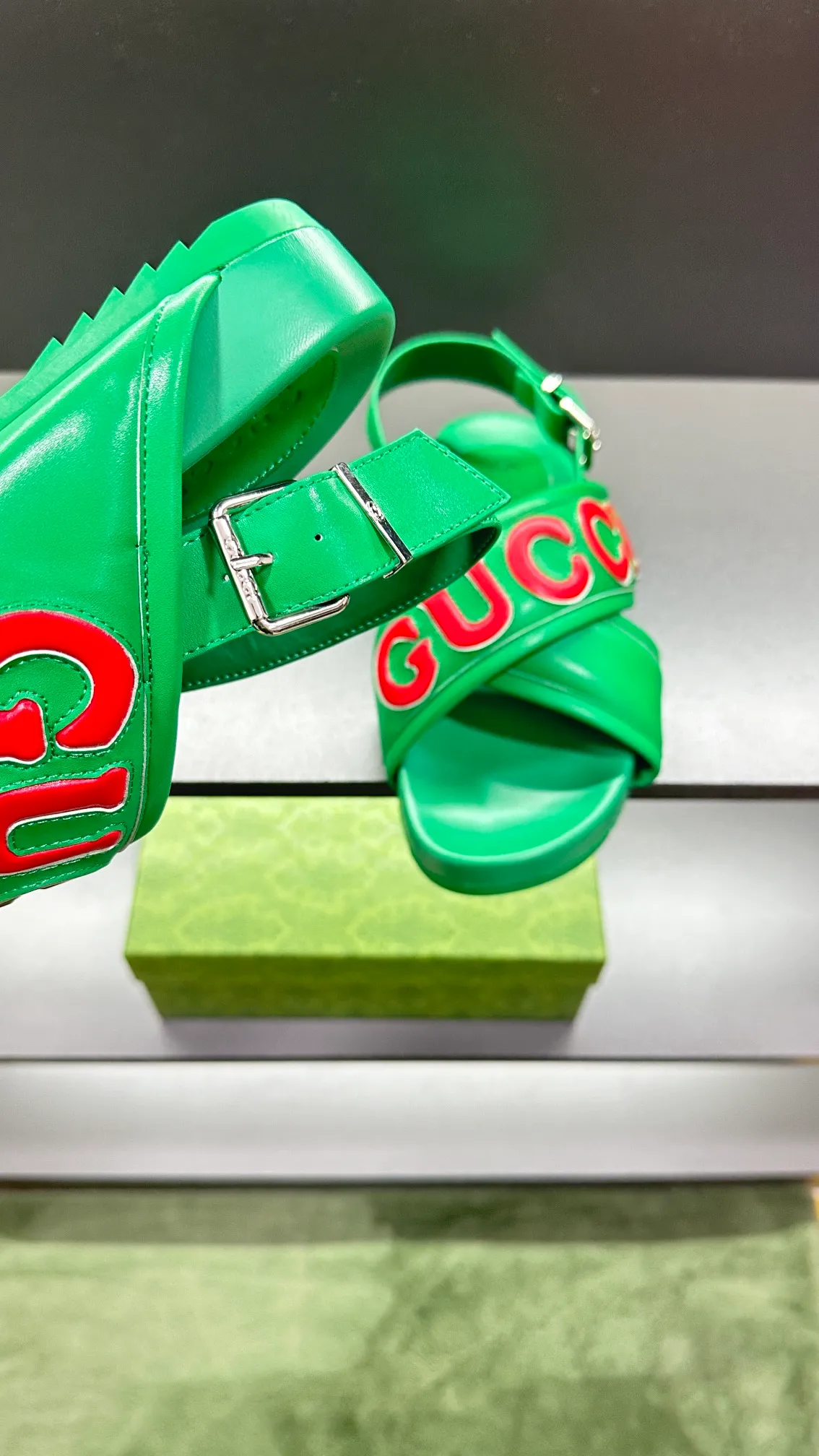 [G Family Couple Style] P: 320💰Female size 36~40 Men's size 39~45, (46. Custom-made GG slippers for men and women. This slipper is made of GG polyester fiber and is decorated with a Gucci label on the front, which adds a striking logo feel to the style. Beige GG recycled polyester fiber, same size for men and women, leather trim